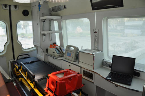 阿勒泰市救护车内部